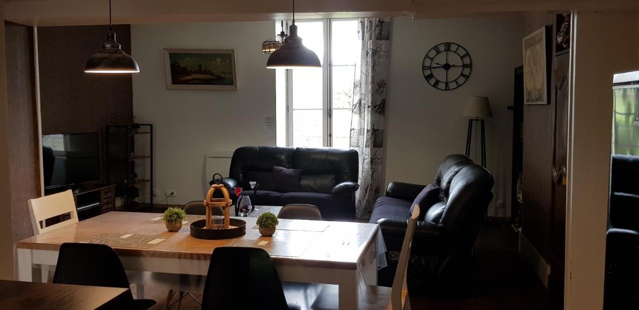 Gite 2 Du Chateau De Feschaux Villeneuve-sous-Pymont Eksteriør bilde